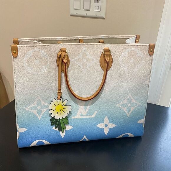 LOUIS VUITTON Monogram Giant By The Pool Onthego GM Blue - Picture 2 of 16